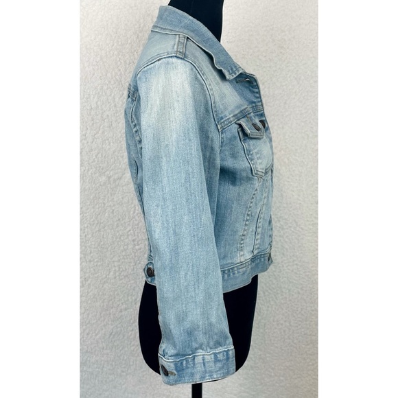 FOREVER 21 • Light Wash Distressed Denim Jacket - Picture 5 of 14